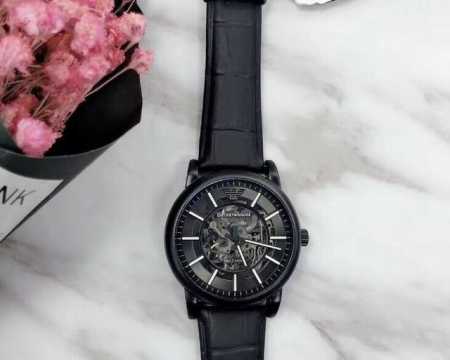 男朋友又被我选的礼物给经验到啦 这款阿玛尼黑武士，看到这个名字就让男孩子心动 敢问哪个男孩子心里没有一个骑士梦呢，哈哈 镂空表盘，时尚又简约，真的泰酷辣 经典的 - 点击图像关闭