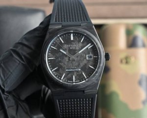 天梭推出全新Prx黑武士 40Powermatic80锻造碳腕表表壳采用锻造碳制成， 配备蓝宝石水晶镜面、 黑色涂层表冠和精钢表背， 具有100米防水性能。 表