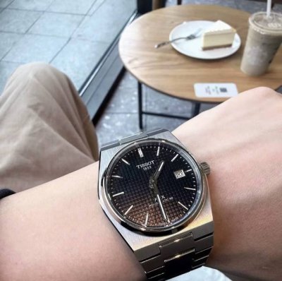 今天戴的蓝色的夜星系列 闲置稀有品 天梭prx超级玩家｜黑网格机械美学｜一表封神の通勤战神 硬核男士看这里！ 个人闲置流出｜全套原盒｜机芯三年质保 40Mm黄金