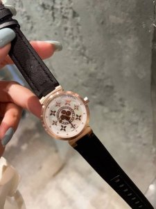 Lv超神之作，Lv Tambour Slim全系列陆续空降市场！致敬原厂 完成使命！ 三大超级亮点 腕表尺寸34Mm1.表盘的填油细腻，印刷立体，刻度镶嵌工整，