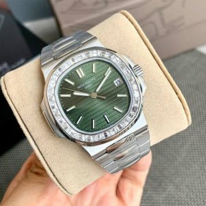 百达翡丽Nautilus 鹦鹉螺 天价“钢王”结构坚固、个性独特，圈口镶嵌天然莫桑钻石“莫桑钻”密度坚硬 不变色 更纯净更闪亮 权威国检机构出具Gtc钻石检验证