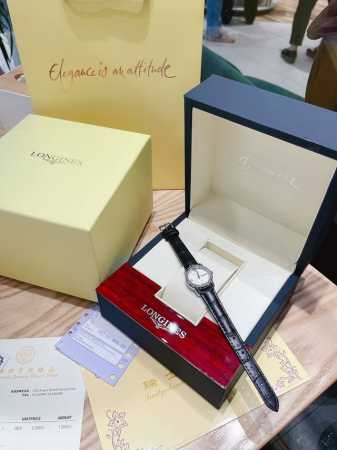 浪琴 Longines 索依米亚 进口日本石英机芯 小牛皮表带。 传统三针设计 日历星期显示 尺寸：女款30Mm 实物实拍，欢迎转发 全套包装30 - 点击图像关闭