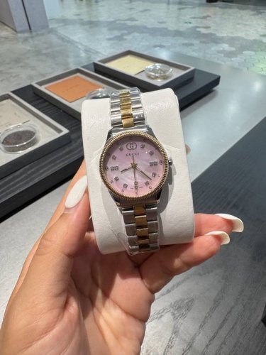 白 金 想把这块表焊在手上！抗拒不了的Gucci新品。古驰腕表G-Timeless系列现代摩登气息的完美融入滚花设计优雅知性表盘Gucci Logo 双G标识尽
