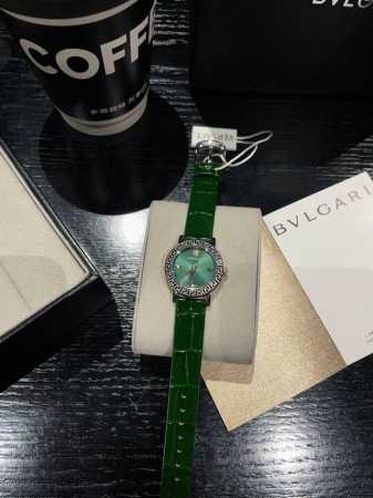 白 金 新款 范思哲 Versace Petit系列，表径28Mm，融合了简约时标与创新款式设计加上吸睛腕带，彰显出充满都市风格的组合，为都市女士打造，百搭简约 - 点击图像关闭