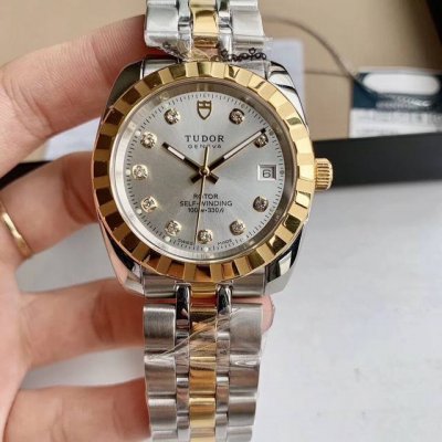 彰显佩戴者王者风范*灵魂之作* 独特造型三角坑纹外圈，硬朗中又透出几分典雅，磨砂和缎面抛光相间打磨，展现贵金属材质光泽，稳重大气，表壳圆润结实，渗透出品牌坚固耐