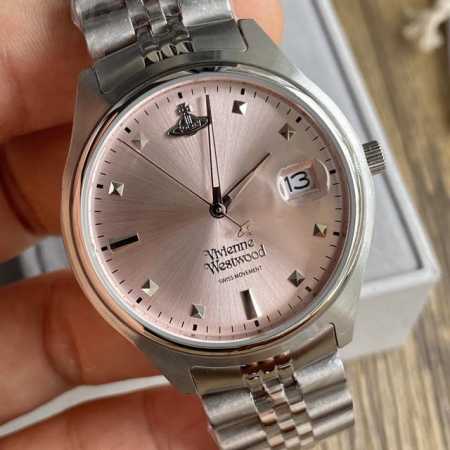薇薇安西太后粉色大号 表盘直径: 37Mm ，表壳采用316L精密打磨精钢材质，表带材质为不锈钢精钢，防水性能佳，50M生活防水圆形表盘大气简约 - 点击图像关闭