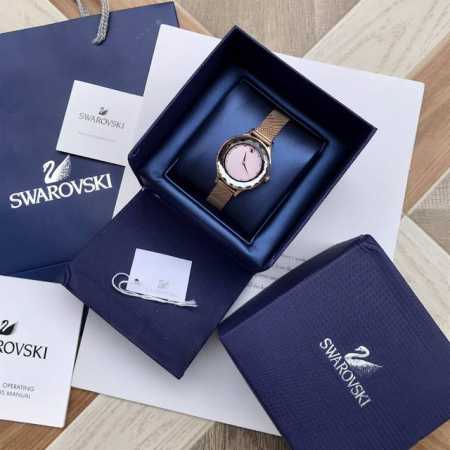 专柜最新款！Swarovski施华洛世奇octea Nova系列石英腕表，表盘颜色青春靓丽，蜥蜴纹的意大利小牛皮表带，与太阳纹表盘颜色交相呼应，灵动跃然而出，展 - 点击图像关闭