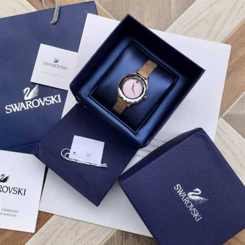 专柜最新款！Swarovski施华洛世奇octea Nova系列石英腕表，表盘颜色青春靓丽，蜥蜴纹的意大利小牛皮表带，与太阳纹表盘颜色交相呼应，灵动跃然而出，展