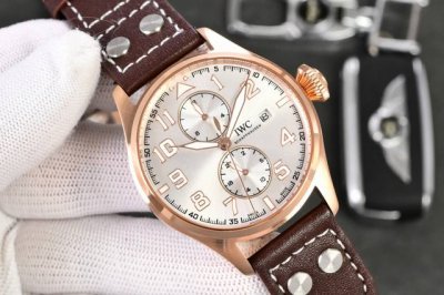 白 -金 Iwc旗下最耀眼的明星，万国长动能月相专家。 全新飞行员系列Iw51584透底腕表。 表壳 316L精钢表壳，打磨抛光非常圆润。小秒针盘位于6点钟位置