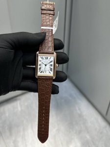 卡地亚 坦克系列 男款31Mmx40.85Mm真鳄鱼皮表带 机械版本 蓝宝石镜面所有零件可与互换 同步
