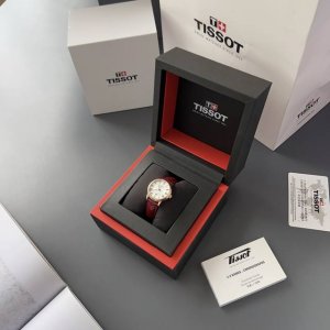 钢带+20 原单非市场便宜货 天梭T122最新款石英超薄情侣对表，从腕间一隅到城市一角，将魅力四射的都市活力倾注于卡森臻我系列腕表中，以经典时尚的表款设计匹配当