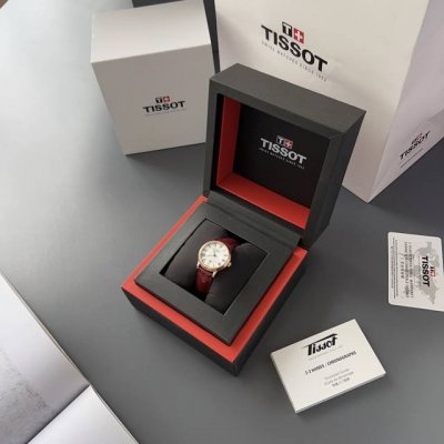 钢带+20 原单非市场便宜货 天梭T122最新款石英超薄情侣对表，从腕间一隅到城市一角，将魅力四射的都市活力倾注于卡森臻我系列腕表中，以经典时尚的表款设计匹配当