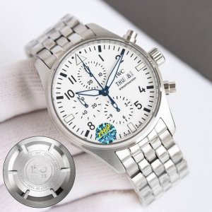 Iwc 万国飞行员系列Iw377701钢带款强势登场，精彩细节:1.原版开模 一比一复刻分段式小头粒 2.扣子对版 可伸缩 3.表带带节可快拆， 表带侧面没有螺