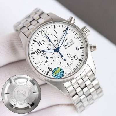Iwc 万国飞行员系列Iw377701钢带款强势登场，精彩细节:1.原版开模 一比一复刻分段式小头粒 2.扣子对版 可伸缩 3.表带带节可快拆， 表带侧面没有螺