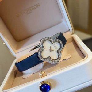 白 金 品牌： & -梵克雅宝 系列：四叶草 机芯：瑞士石英机芯 尺寸：30Mm 材质：316L精钢镶嵌钻 功能：时针 分针 表带：绢丝带 扣子：镶嵌钻针扣 独