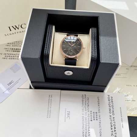 玫瑰金+20Iwc柏涛菲诺系列Iw3 01腕表是品牌推出的第一款配备全新自主研发全历模块的作品！ 而其他款式不同，此次表盘采用“上下双眼”布局，12点字位显示星 - 点击图像关闭
