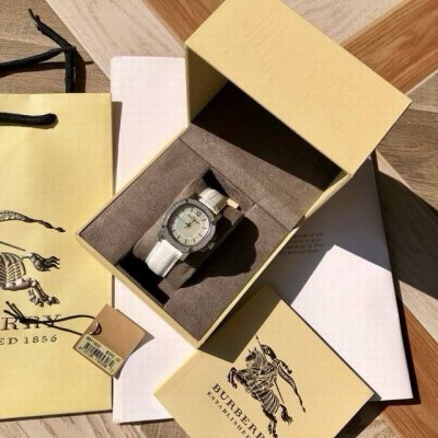 英国经典奢侈品牌，Burberry巴宝莉石英女式腕表，鹦鹉螺系列，Bby1800，知性优雅的方型表盘设计，经典又复古，堪称时尚界的典范，原装瑞士进口机芯，表径～