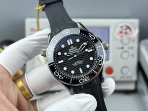 Or Factory“全陶瓷海马300米”耗时三年半研究开发出真正8806一体机芯。 1机芯动储与原厂一致55个小时，全新海马系列300米。43.50Mm表壳、