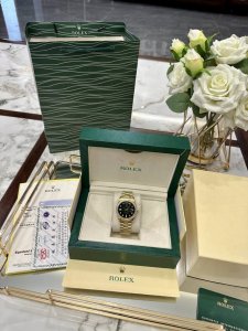 劳力士腕表类型：绿冰糖圈钻表带：顶级进口316精钢保险扣表带机芯：进口机械机芯镜面：顶级进口防伪标水晶镜面尺寸：直径 40Mm 店内现货发售