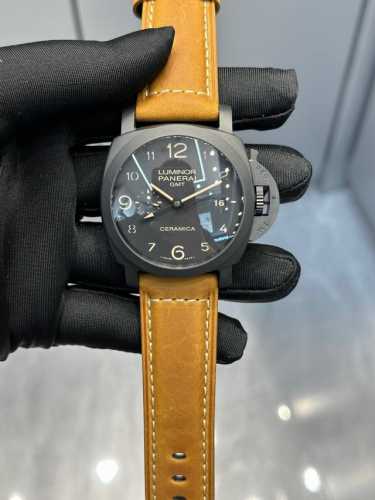 沛纳海 M 441 44Mm表径 全陶瓷表壳 搭载机芯 1 调时功能 时针可快调 日历通过时针快调进行调整 Gmt12小时走一圈 功能全部修正与一致 2 底盖玻