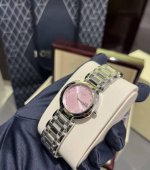 浪琴心月系列，灵感源自千年传颂的 一千零一夜 ，每一秒流转，都承载着心想事成的美好愿景。这款手表以优雅腕间时光印记，精致设计彰显非凡品味，让每一位女性都为之倾倒