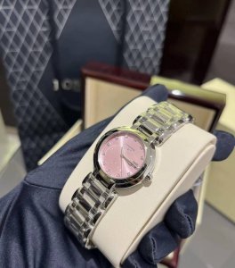 浪琴心月系列，灵感源自千年传颂的 一千零一夜 ，每一秒流转，都承载着心想事成的美好愿景。这款手表以优雅腕间时光印记，精致设计彰显非凡品味，让每一位女性都为之倾倒