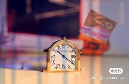 玫金 卡地亚座钟系列。卡地亚cloche 腕表的历史可以追溯至1920年，是 Cartier 产量最少的系列作品之一。腕表得名于奇特的表壳形状 水平放置时看起来 - 点击图像关闭