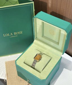 Lola Rose的小棕表太适合刚入职场的宝子们 手表的整体做工都很精细 钢带看着质量很不错！ 表的大小我觉得很时候女生 戴上就很衬托出那种精致感～ 小预算的宝