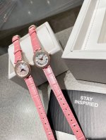 今年3月份天梭出得新款嘉丽小美人系列，整体非常简洁，26Mm的表盘很精致小巧，厚度刚刚好！不愧是小美人～戴起来也是非常好看的～值得入手手表之一。