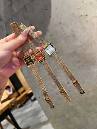 Coach 蔻驰cass系列茶玫瑰表盘小牛皮石英手表女表小方糖小方表。 立体感茶玫瑰搭配个性方形表盘，优雅时尚，设计感小巧精致 表壳材质：镀金钢。 机芯材质：石 - 点击图像关闭