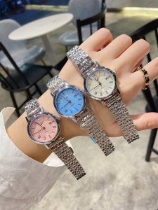 经典罗马字面，销量冠军 Longines 浪琴品牌博雅系列女29Mm经典设计，和流利线条的完美化身，彰显着浪琴的典型特质，诠释着优雅定义进口石英机芯，走时精准，
