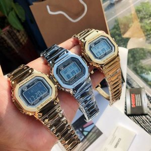 白260 金360W-B500035周年方带表 采用了极为用心的抛光和打磨，显得质感非常高级。经典的G-Sho壳形金属化之后，充满未来感和阳刚之气。(市场最高版