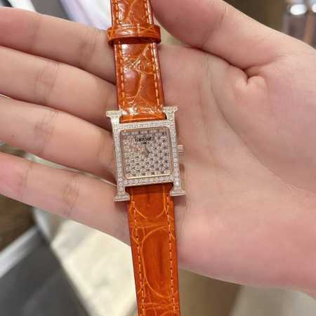 FFF金 鳄鱼皮满钻系列爱马仕NANTUCKET系列，紧跟Hermes cape cod 的步伐，顽皮的迎接美妙未来,香港DFS环球免税店新款上市直径：小号21 - 点击图像关闭