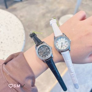 劳力士 日志 系列经典女款真皮表带。 火爆推荐绿盘，珍珠贝母表盘彰显璀璨夺目、设计显出独特高贵优雅女神气质！搭配施华洛世奇水晶钻石，纯手工镶嵌而成，女性气质，高