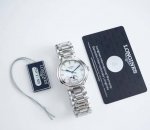 浪琴心月星辰腕表 璀璨星辰，腕间永恒 让每个抬手都是高光时刻 明星同款 晶莹美钻环绕表盘，如星辰坠入眼眸 白色搭配银色表盘层次分明，如同月光光晕，温和宁静，低调