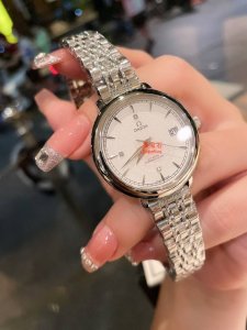 白 金 钻30 钢带20 欧米茄-Omega 简约大气女款 般进口石英机芯 蓝宝石玻璃镜面 316L精钢表壳 直径28Mm厚8Mm 该款腕表备受女性喜爱，在不同