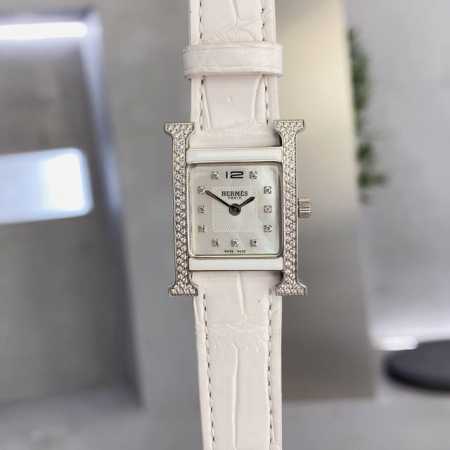 鳄鱼皮 爱马仕 Heure H 系列 最经典的h字表壳 白色天然贝母字面 纯手工打磨而成 对这种方形表盘的手表真的一点抵抗力都没有 316精钢表壳精工打磨 H - 点击图像关闭