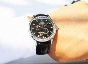 白皮 . 金20. 钢带20. 防水5度，可游泳 劳力士，日月星辰系列，搭载原装进口82S7机芯 0返修0售后 ，9位个性24小时／真月相显示，镂空设计，机芯运