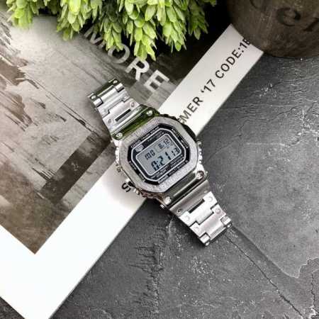 卡西欧限量版 G-Shockgmw-B5000方块钢带表 采用了极为用心的抛光和打磨显得质感非常高级。经典的g-Shock壳形金属化之后，充满军事风和阳刚之气。 - 点击图像关闭