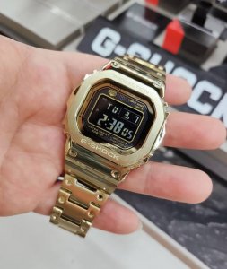 卡西欧~火爆全网的小金块 是初代产品Dw-5000C发售的35周年纪念款。以外观的进化、构造的进化、机芯的进化为理念，表壳实现了全金属化，搭载了蓝牙功能的Gmw