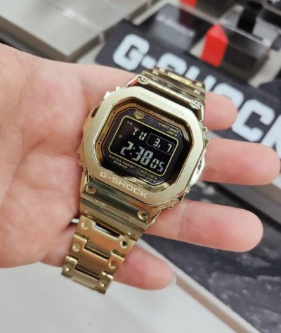 卡西欧~火爆全网的小金块 是初代产品Dw-5000C发售的35周年纪念款。以外观的进化、构造的进化、机芯的进化为理念，表壳实现了全金属化，搭载了蓝牙功能的Gmw