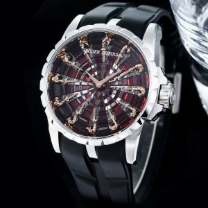 罗杰杜彼 Roger Dubuis Excalibur 王者系列 系列腕表 圆桌骑士 表壳 腕表尺寸45Mmx15.7Mm。突破市场之前所有版本，修正不足之处，