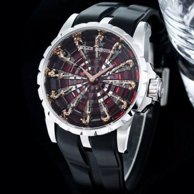 罗杰杜彼 Roger Dubuis Excalibur 王者系列 系列腕表 圆桌骑士 表壳 腕表尺寸45Mmx15.7Mm。突破市场之前所有版本，修正不足之处，