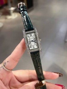 卡地亚-Cartier Tank AméRicaine腕表，小号表款，采用进口石英机芯。原版开模，精钢表壳，八角形表冠，镶嵌一颗合成蓝色尖晶石，剑形蓝钢指针，采