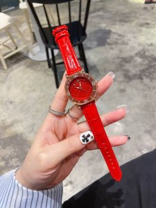 最新款gucci古驰g-Timeless系列，毫米石英女表，传统的中国红喜庆款、以全息图效果打造三维立体感，让人一见倾心、目光难移。表面特别饰有gucci标志造