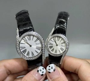 伯爵Limelight Gala系列女士钻石腕表！表壳镶嵌60颗大小不一的明亮式切割钻石 约0.92克拉 此款表盘尺寸32Mm 精致又不失大气。腕表机芯采用瑞士