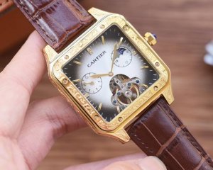 统一720 飞轮设计方形新品 品牌：卡地亚 类型：精品男士腕表 表带：真牛皮表带 机芯：全自动机械机芯 镜面：矿物质强化玻璃 品味高雅 浩瀚大气 匠心独运 腕间