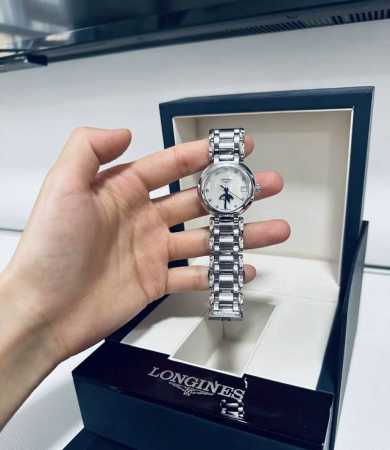 之前一直在纠结买哪块月相表～ 后来看到这个浪琴心月系列的母贝带钻款，到底是明星同款断货王，人气嘎嘎高！ 我选的是30.5Mm的大小，上手真合适～配上蓝针 亮光下 - 点击图像关闭