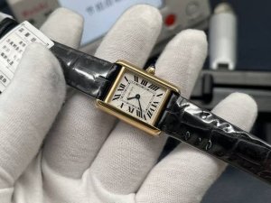 V9 Factory2026王炸升级 V3版卡地亚Tank坦克系列 耀世登场 DDD 精钢款震撼来袭，同步推出24×31Mm小号与27×34Mm中号双尺寸，满足