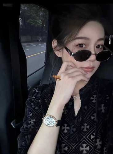 升级版玻璃刮不花 宝玑那不勒斯皇后 惊艳登场，高贵典雅，尽显女王风范！腕表尺寸36.5X28.5，鹅卵形表壳高雅大气，表壳外缘饰有钱币纹。表圈和表壳周围都是镶嵌